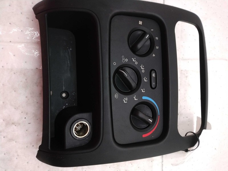 Jeep Liberty 2003 101K mi. Front Temperature Control 55037533AB 2261