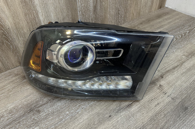 2016-2018 DODGE RAM RIGHT SIDE HEADLIGHT FACTORY OEM