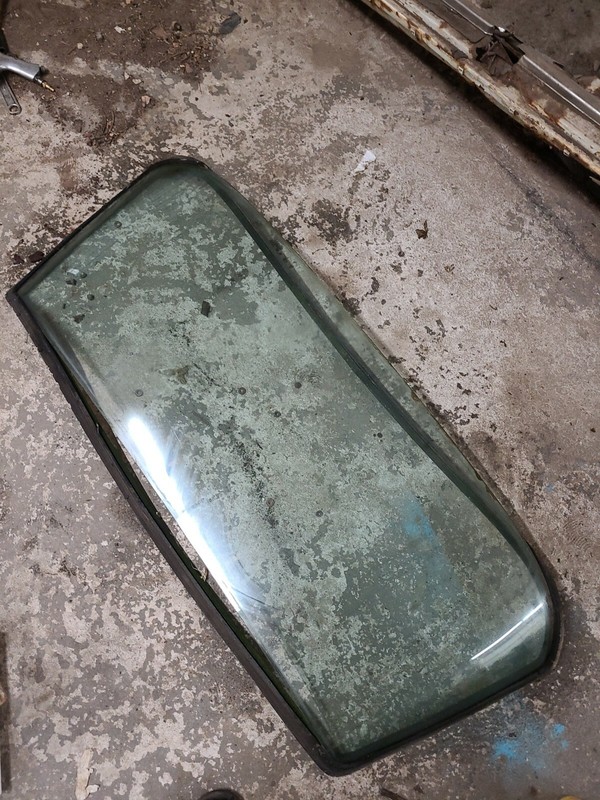 1966MERCEDES-BENZW108250S, REARWINDSHIELDGLASS NOHEATING TINTED