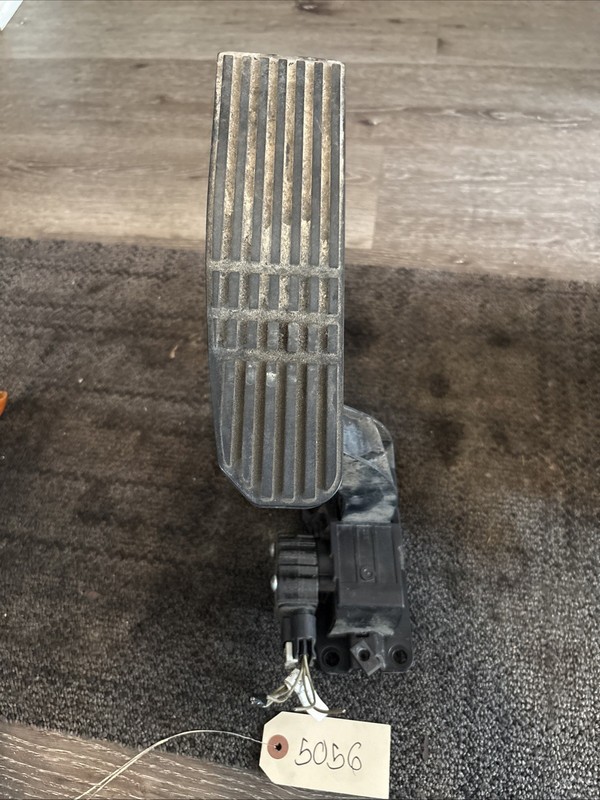 FREIGHTLINER ACCELERATOR PEDAL - P/N: A01-33070-000
