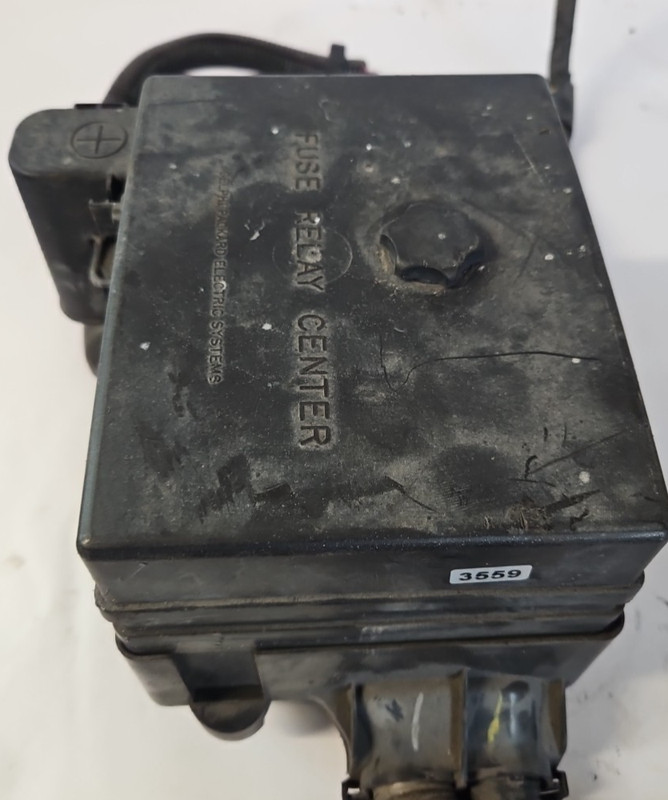 1997-1999 Chevrolet Chevy Malibu 2.4L Engine Bay Fuse Relay Box 15301758 OEM