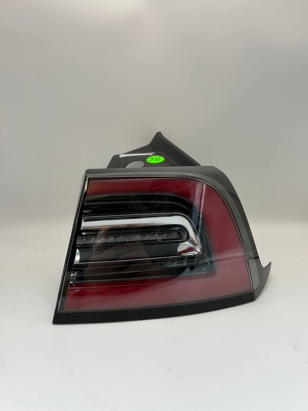 ✅17-23 Tesla Model 3/Y OEM Right Rear LED Tail Light 3-Pin 1077398