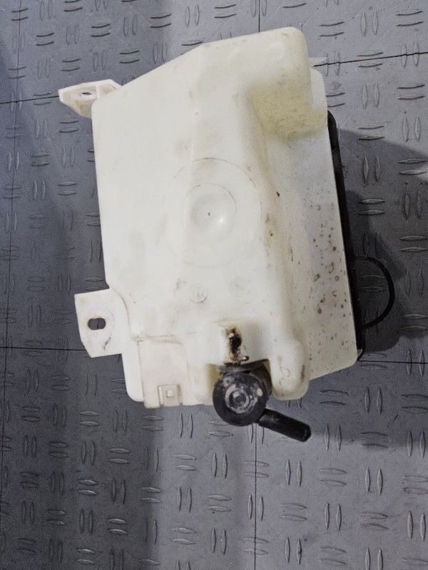 Wash Reservoir Includes Pump Fits 98-06 FORD F150 PICKUP 3473108