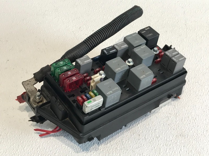01-05 CADILLAC DEVILLE Engine Fuse Box 15-2891-0241 OEM 25722343