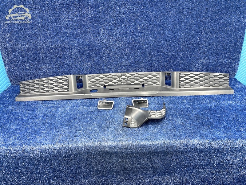 2025-26 RAM 1500 REAR BUMPER STEP PAD COVER TRIM W/ LICENSE LAMPS OEM 68566562AA