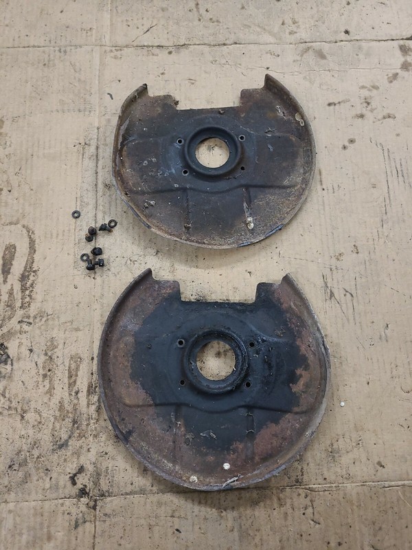 Mercedes-benz 220 D/8 W115 W114 Brake dust shield left right backing plate front