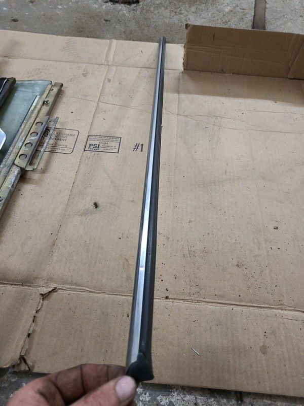 MERCEDES BENZ 220 D/8W115 LEFT FRONT CENTER DOOR TRIM MOULDING