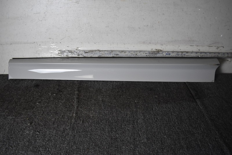 2019 Porsche Cayenne Strip Molding For Door Right 9Y0837096A OEM