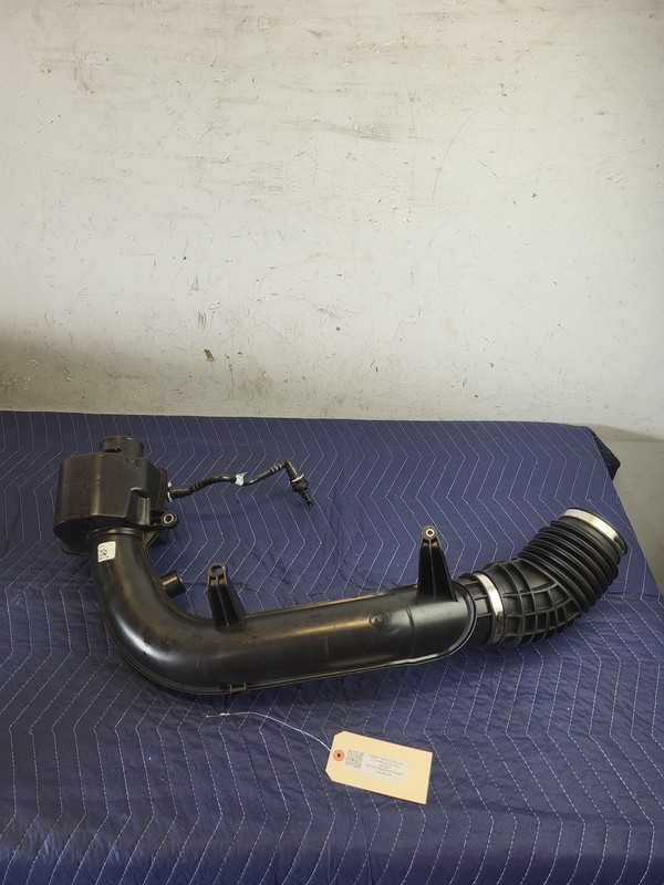 Used Oem Cadillac Engine Air Cleaner Outlet Tube Pipe Duct 2020-2025 XT5 2.0L