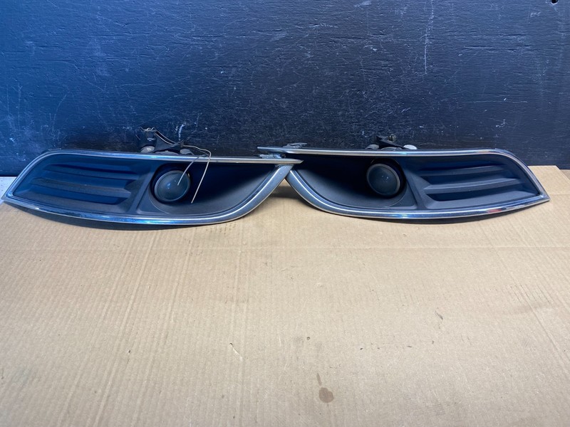2013 to 2016 Lincoln MKT Left+Right Set Front Fog Light Bezel OEM ad4890 DG