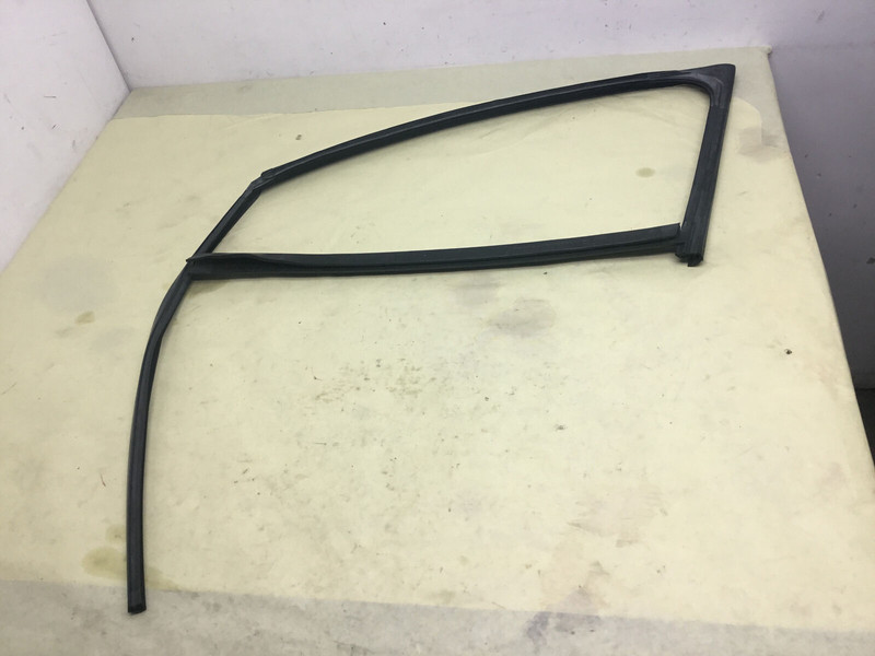 Bentley Flying Spur W12 Front Right Door Window Seal Weather Strip 13-18 |:Y