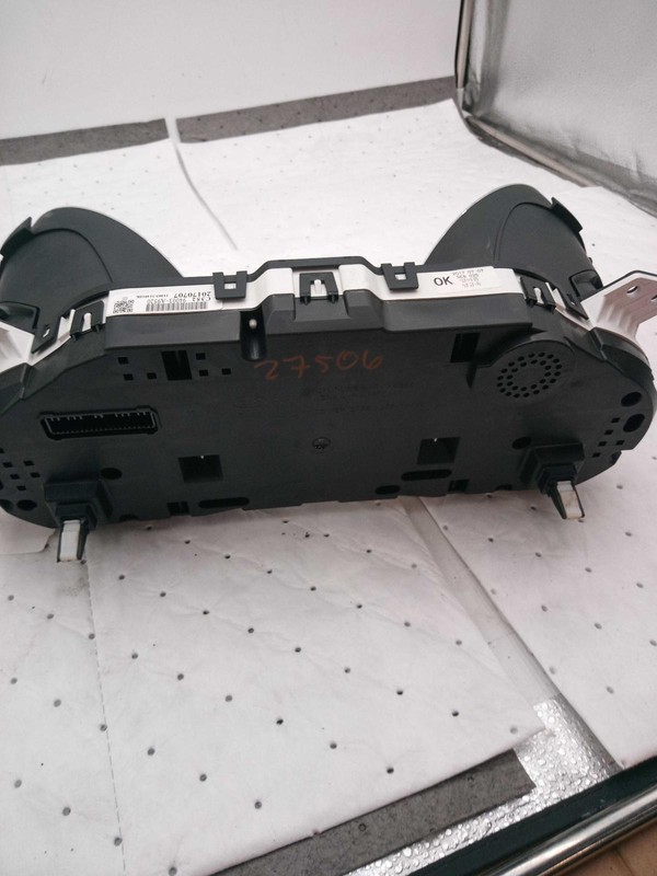 2018 KIA Sedona Speedometer Gauge OEM 3.3L Silver 85000 Miles NJ25-27506-700137