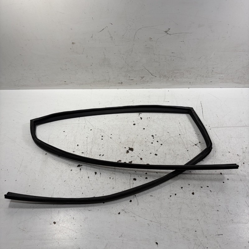 07-08 Honda Fit Left Rear Door Window Run Channel Molding 72775-SAA-013 OEM