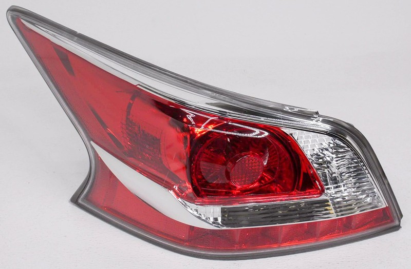 OEM Nissan Altima Sedan Left Driver Side Halogen Tail Lamp Lens Chip 26555-9HM0A