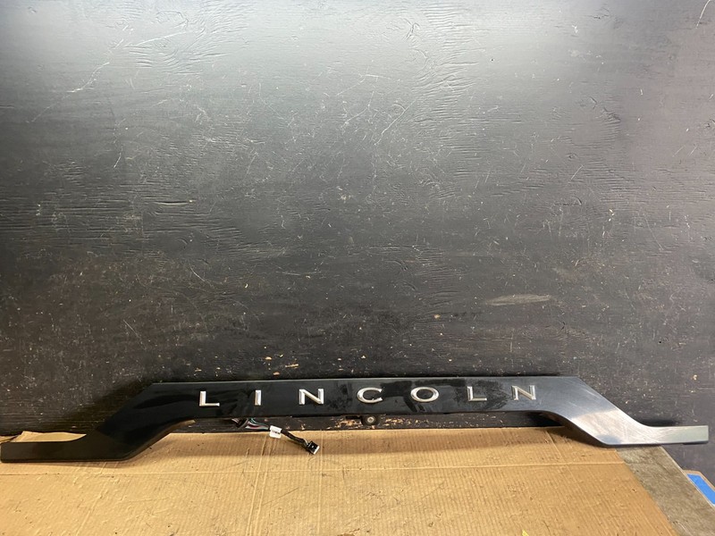 2015 - 2017 Lincoln Navigator Rear Hatch Trim Molding License Camera r7938 DG