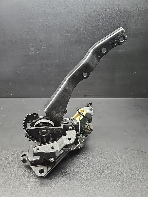 10-15 LEXUS IS250 IS350 CONVERTIBLE REAR RIGHT ROOF TOP LIFT MOTOR OEM