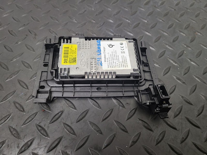 17-22 Kia Niro Floor Console Wireless Charger Assembly OEM 95560-Q4100