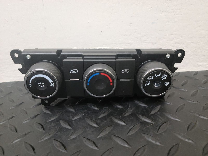 07-09 Chevrolet Equinox Temperature Control W/O Heated Seats OEM 25950961