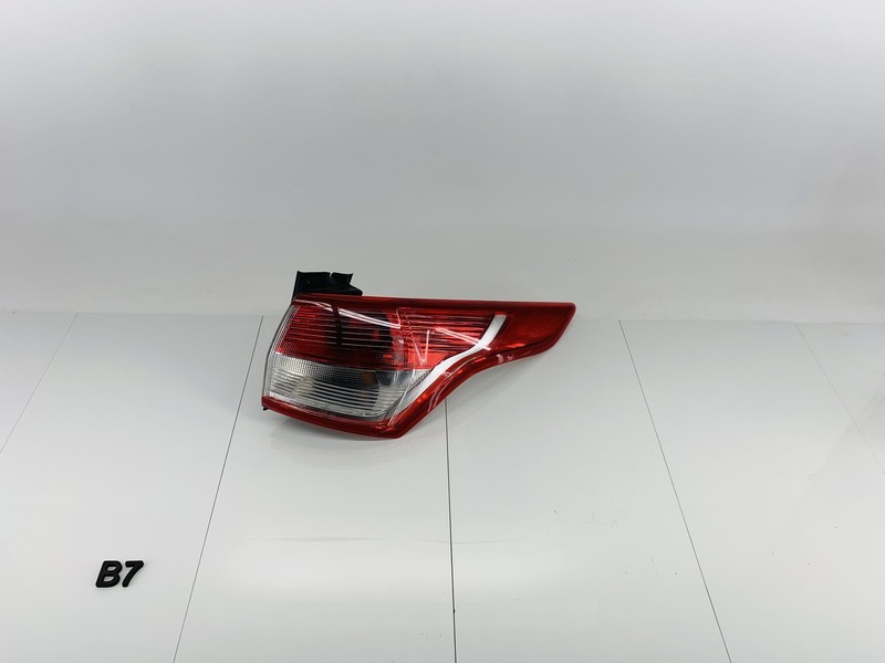 13-16 FORD ESCAPE REAR RIGHT SIDE OUTER ON BODY TAIL LIGHT BRAKE STOP LAMP OEM