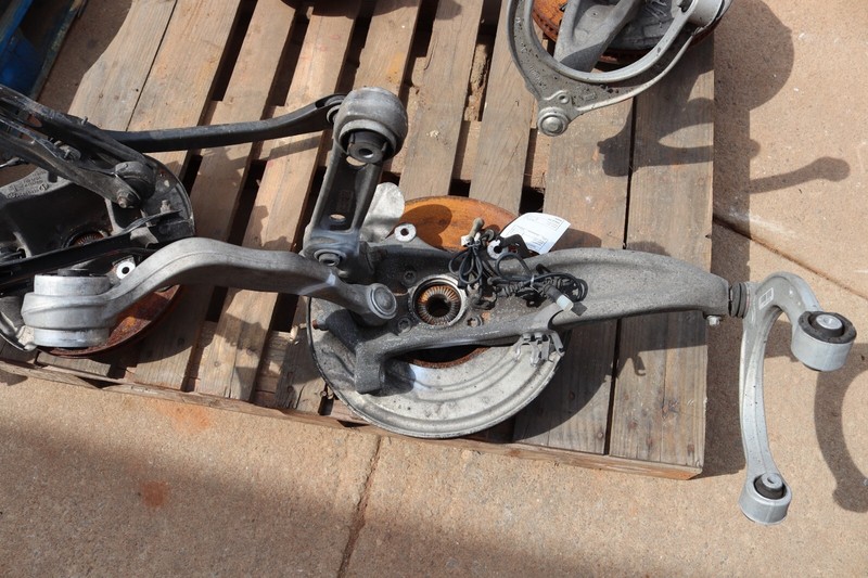 2018-2020 BMW M550I FRONT LEFT SPINDLE KNUCKLE WHEEL HUB W/ CONTROL ARMS OEM