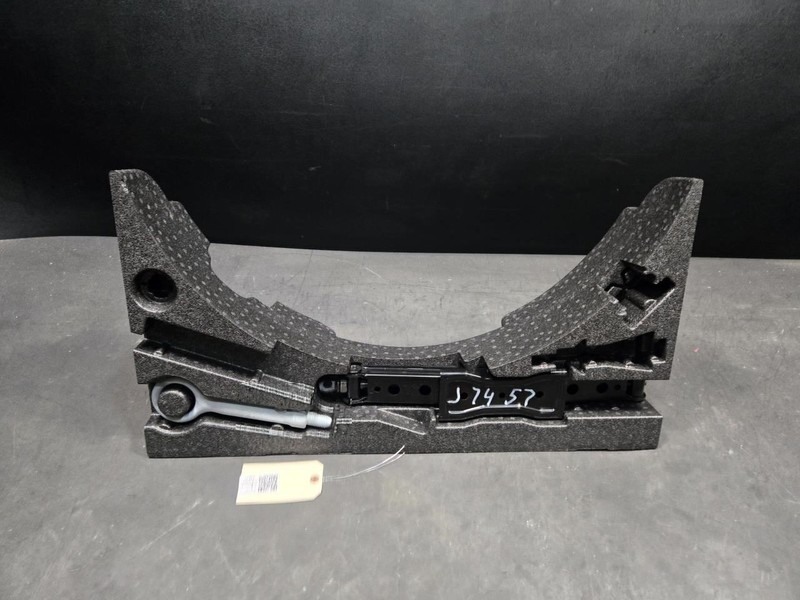 Jack Assy w/ Tow Hook Eye + Storage Box 2018 Range Rover Velar LR106233 19 - 22