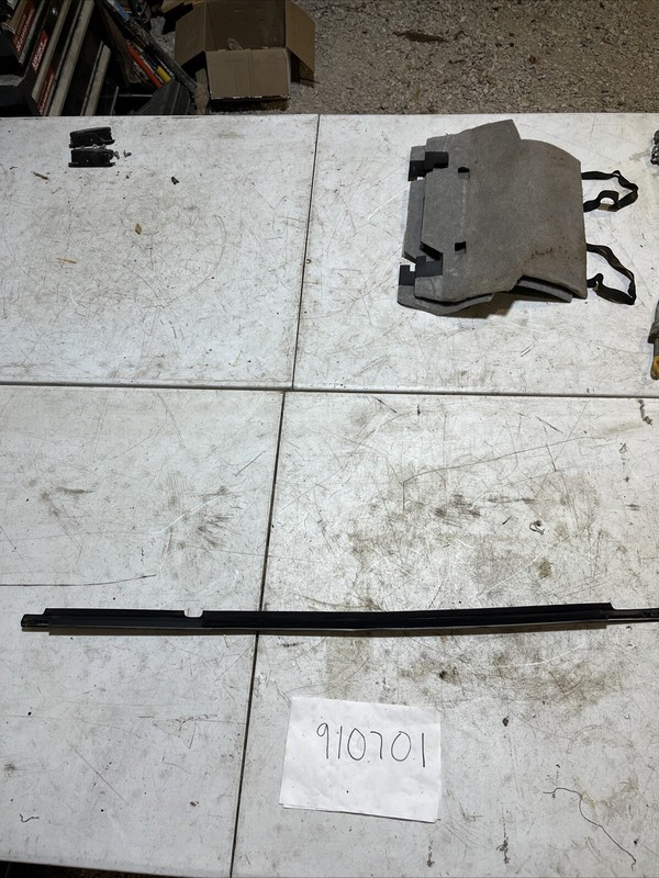 01-05 TOYOTA HIGHLANDER HYBRID REAR LEFT DOOR UPPER WINDOW GARNISH MOLDING