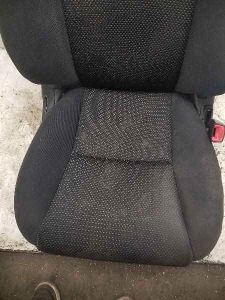 04-05 SCION XB FRONT PASSENGER SIDE BLACK FZ96 CLOTH BUCKET SEAT ASSEMBLY