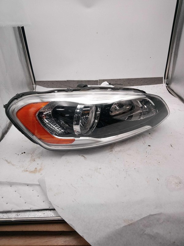 2015 VOLVO XC60 Right Headlight Assembly Silver 46753 149K Miles Used