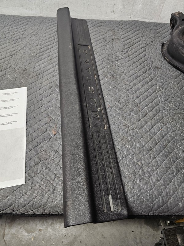 2010–2014 FORD MUSTANG FRONT LEFT DOOR SILL SCUFF PLATE OEM