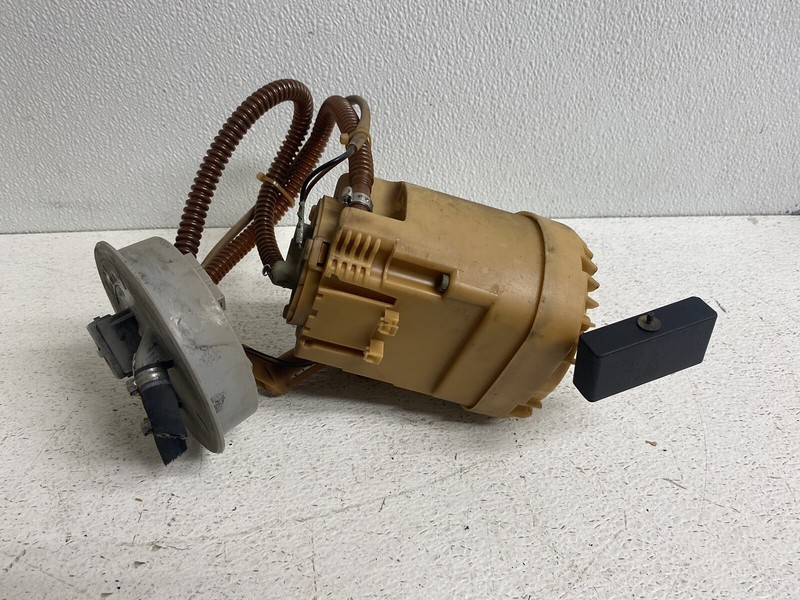 1997-1998 VW Jetta 2.8 Fuel Pump w Sending Unit & Bracket Oem