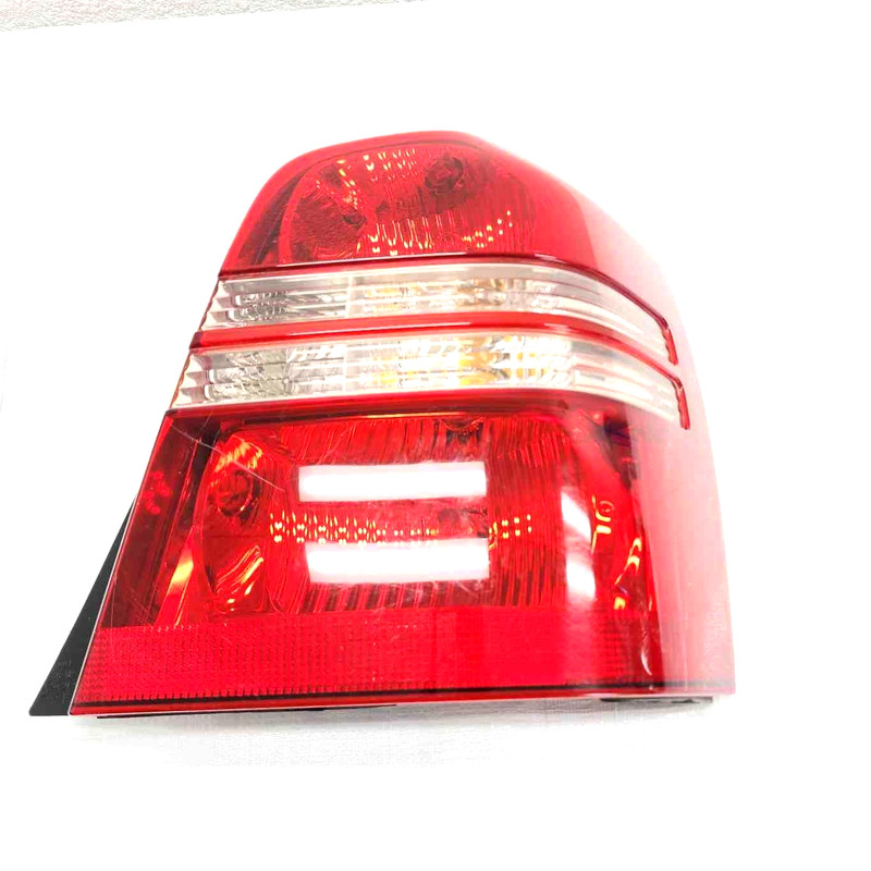 2001 Highlander RH Passenger Side Tail Light Assembly Light Scratches 8155148050