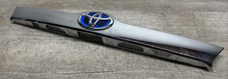 7681106470 I 2012 - 2014 TOYOTA CAMRY HYBRID READ TRUNK LID MOLDING OEM Chrome