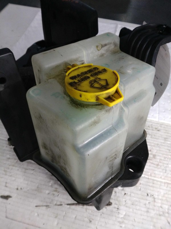 Used Washer Fluid Reservoir fits: 2015 Jeep Wrangler LHD w/rear washer Grade B