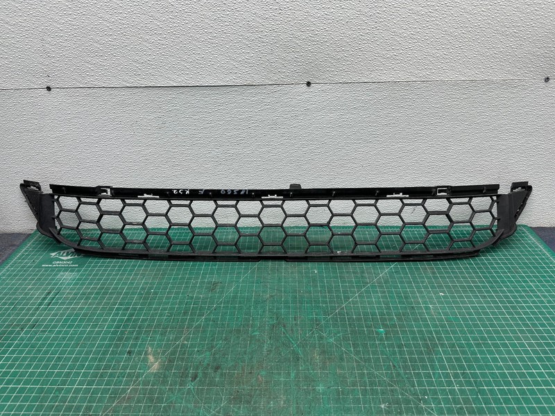 14-18 Volvo S60 FRONT BUMPER LOWER CENTER GRILLE OEM