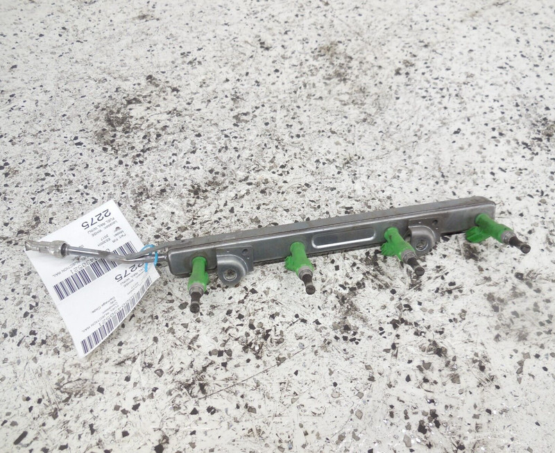 2017 17 Lexus ES300h Fuel Injection Rail W/ Injectors OEM