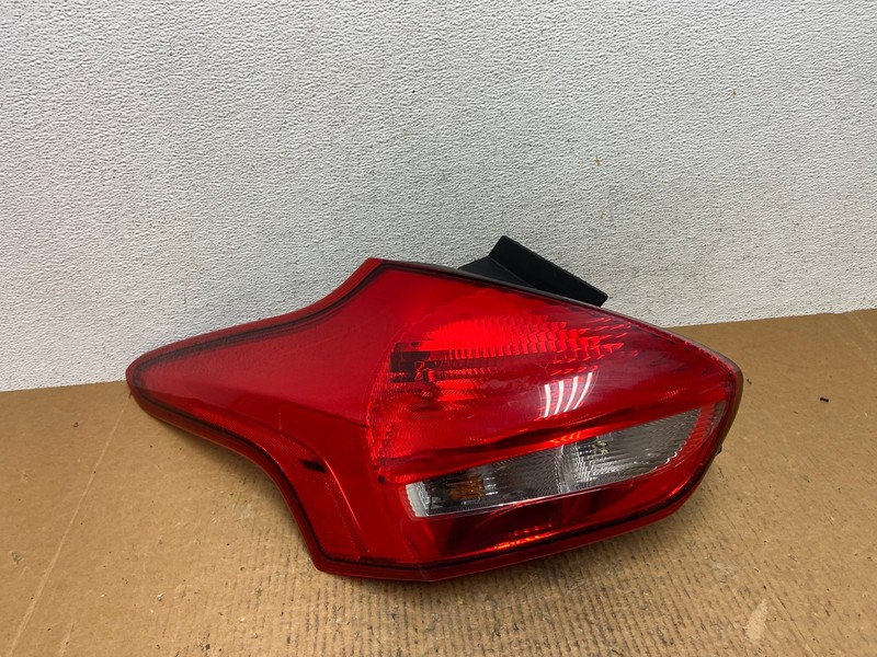 2015 to 2018 Ford Focus Tail Light Hatchback Left Driver LH Side Oem AE1462 LK