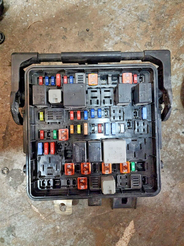 13-19 CADILLAC ATS GM OEM Fuse & Relay Box 84014019