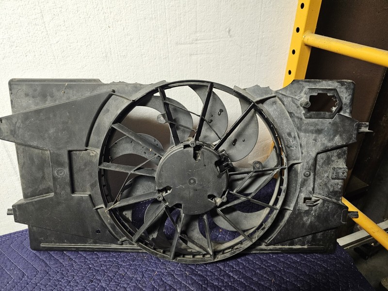 Radiator Fan Motor Fan Assembly Fits 05-10 COBALT 823897 Cracked Usable