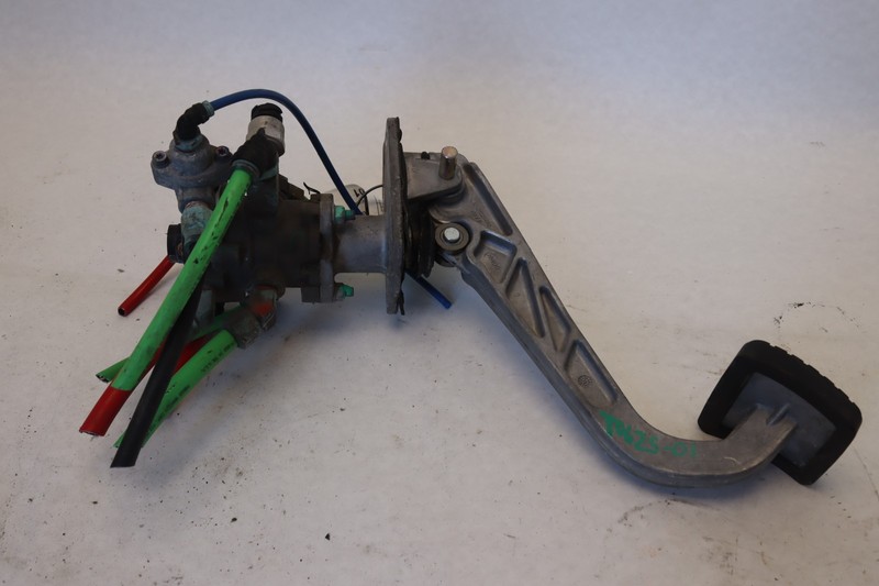 2018-2025 FREIGHTLINER CASCADIA 125 BRAKE STOP PEDAL W/ WABCO VALVE OEM