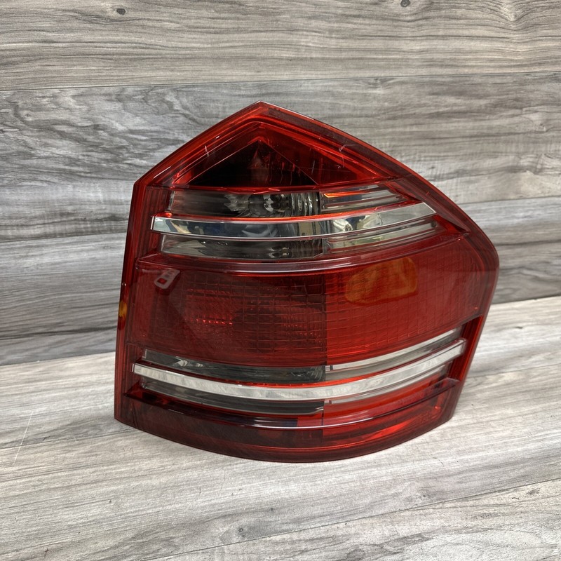 2007 - 2009 MERCEDES BENZ GL320 GL450 GL550 PASSENGER TAIL LAMP RIGHT Halogen RR
