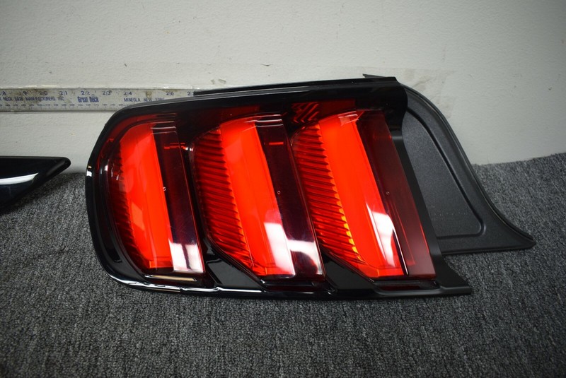 2015-2017 FORD MUSTANG LEFT SIDE TAIL LIGHT FACTORY OEM
