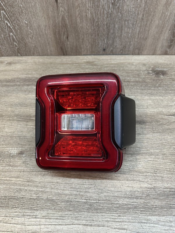 2018-2026 JEEP WRANGLER RH TAIL LAMP ASSY OEM PART # 68434889AE