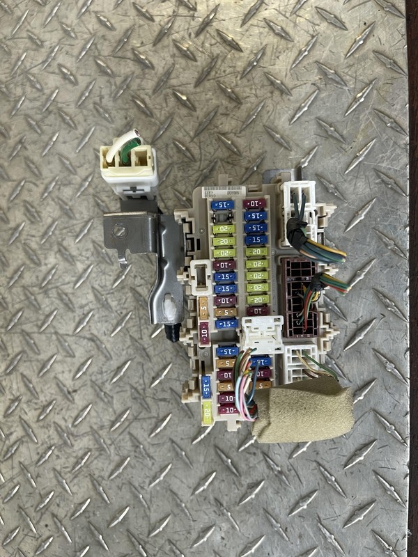 2013 - 2018 NISSAN PATHFINDER Cabin Fuse Relay Junction Box OEM