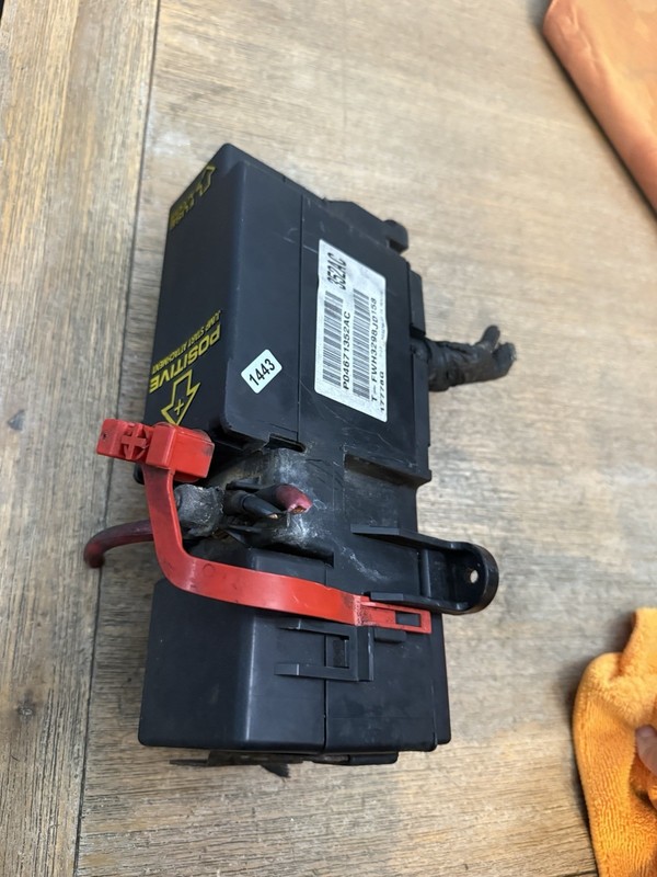 1999 CHRYSLER SEBRING CONVERTIBLE FUSE BOX 04671352AC
