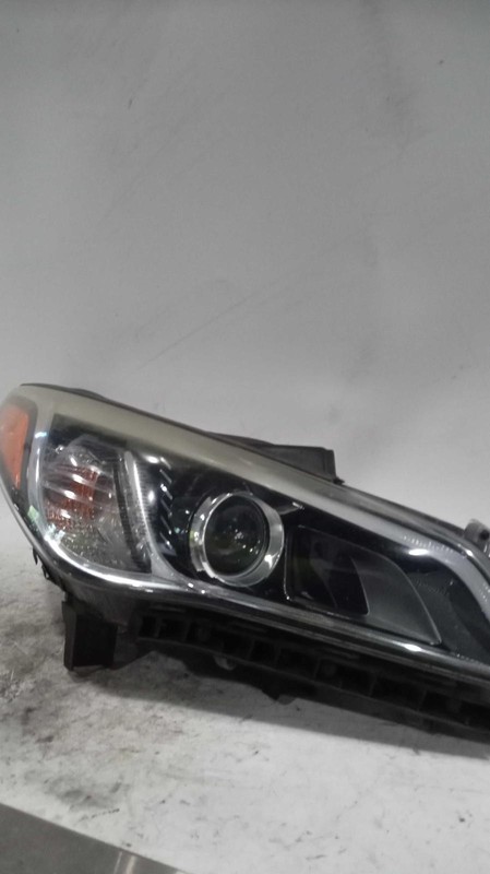 2016 Hyundai Sonata Right Headlight Assembly OEM Used - White - 90K Miles