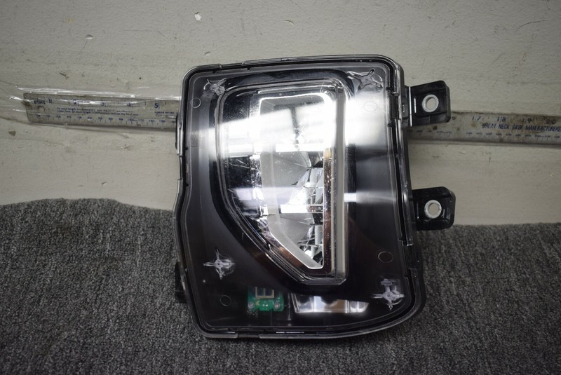 2016-2018 CHEVROLET SILVERADO RIGHT SIDE FOG LIGHT FACTORY OEM