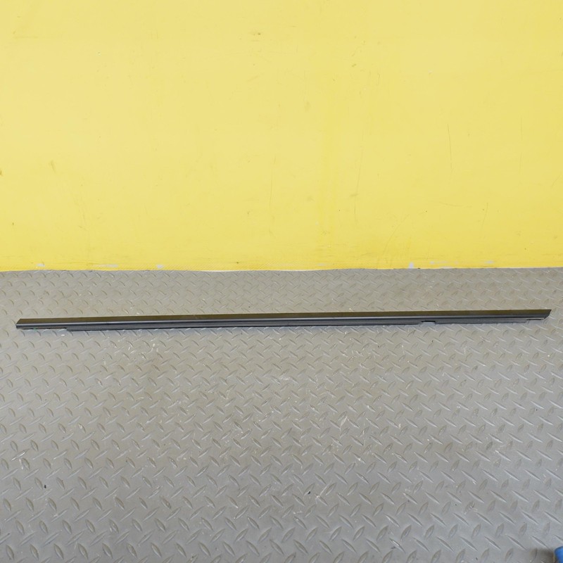 2024-2025 HYUNDAI SANTA FE FRONT LEFT SIDE DOOR BELT MOLDING OEM 82210R6010