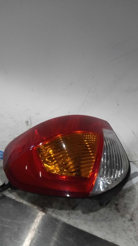 2003 Hyundai Santa Fe Right Tail Light Assembly OEM 504622 - Used, 254K Miles