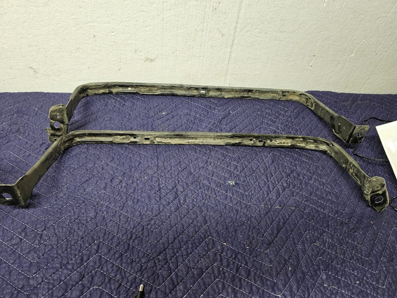 2012-2018 FORD FOCUSGAS FUEL TANK STRAP HOLDER SUPPORT PAIR OEM Brackets