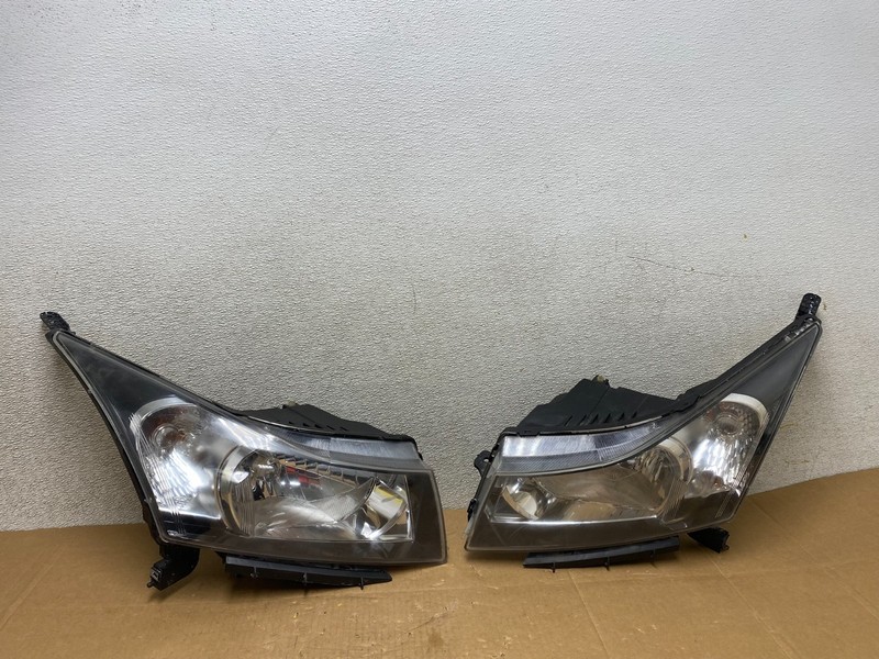 2011 to 2015 Chevrolet Cruze Halogen Left+Right Set Headlights V4877 DW